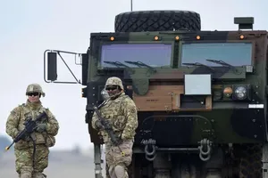 Binh sĩ Mỹ tuần tra trước khi diễn ra sự kiện bắn đạt thật tại khu vực huấn luyện quân sự ở Grafenwoehr, phía nam nước Đức. 