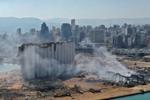 Ảnh chụp từ trên không hiện trường các silo chứa hạt tại cảng Beirut và khu vực xung quanh sau vụ nổ lớn hôm 4-8.