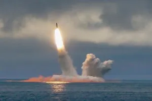 Một vụ phóng thử tên lửa đạn đạo từ tàu ngầm hạt nhân của Nga.