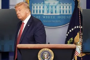 Tổng thống Mỹ Donald Trump rời khỏi cuộc họp báo do súng nổ bên ngoài Nhà Trắng hôm 10-8. 