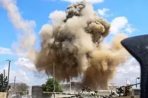 Khói bốc lên sau cuộc không kích gần xe tăng và xe tải của lực lượng chính phủ Libya. Ảnh: AFP