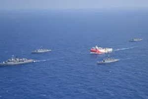 Đội tàu hải quân Thổ Nhĩ Kỳ hộ tống tàu khảo sát Oruc Reis ở Biển Địa Trung Hải hôm 10-8. Ảnh: REUTERS