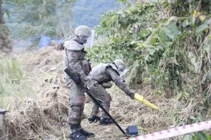 Quân đội Hàn Quốc tiến hành hoạt động dò tìm và gỡ mìn tại các khu vực đông dân cư ở khu phi quân sự liên Triều. 