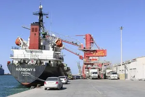 Tàu dỡ hàng tại cảng ở TP Misrata năm 2015.