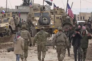 Một đoàn tuần tra của Mỹ bị chặn đi vào chốt kiểm soát của quân đội Syria. Ảnh: AP