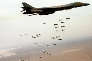 Mỹ thử nghiệm thả 10 quả bom phân mảnh mới thay thế bom chùm