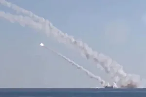 Ông Putin ca ngợi khi tên lửa đánh trúng mục tiêu cách 450 km