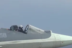 Báo Mỹ sốc cảnh phi công Nga lái Su-57 'phiên bản mui trần'