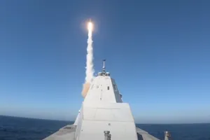 Xem khu trục hạm tàng hình Mỹ lần đầu phóng tên lửa 