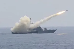 Xem tên lửa Ấn Độ đánh chìm tàu chiến, cảnh báo Trung Quốc