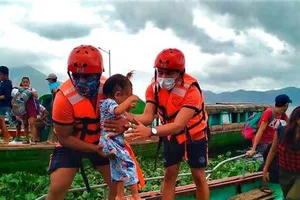 Siêu bão Goni đổ bộ Philippines với sức gió 225 km/giờ