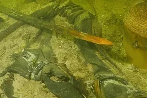 Tìm thấy hài cốt 500 năm tuổi của binh sĩ ở đáy hồ Lithuania