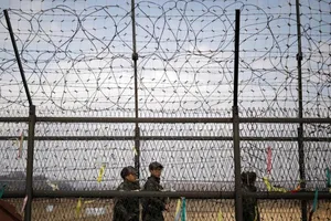 Người Triều Tiên nhảy qua hàng rào thép gai 3 m trốn sang Hàn 