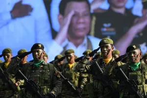 Đội cận vệ của ông Duterte tiêm vaccine COVID-19 chưa cấp phép