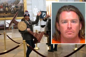 Người biểu tình 'chôm' bục phát biểu của bà Pelosi bị bắt