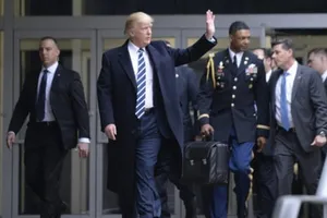 Ông Trump không giao vali hạt nhân cho ông Biden