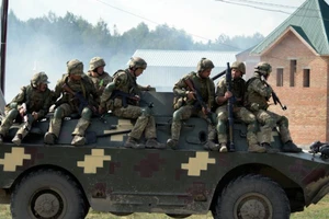 Lại nóng ở miền Đông, Ukraine yêu cầu phương Tây can thiệp