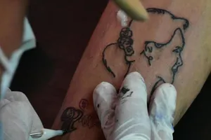 Người biểu tình Myanmar xăm hình để phản đối chính biến