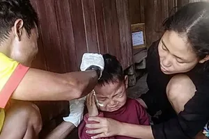 Quân đội Myanmar không kích, bé trai 3 tuổi sống sót kỳ diệu