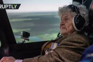 Xem 'cụ bà thép' 99 tuổi nhào lộn tiêm kích Su-34 mô hình