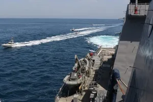 4 tàu Iran quấy rối 2 tàu tuần tra Mỹ ở vịnh Persian