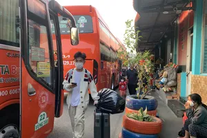 Người dân về quê ăn Tết sớm, cửa ngõ phía Tây bắt đầu nhộn nhịp