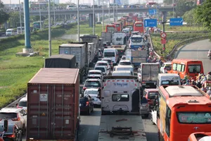 Người dân vất vả di chuyển từ TP.HCM về quê dưới trời nắng gắt