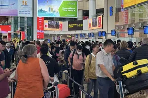 Mùng 8 Tết, cao tốc ùn ứ phương tiện, sân bay đón lượng khách kỉ lục