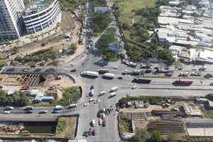 Đã điều chỉnh giao thông tại nút giao Nguyễn Văn Linh - Nguyễn Hữu Thọ để giảm ùn ứ