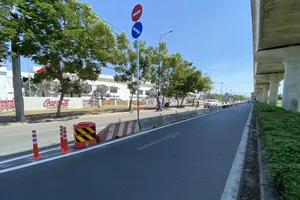 Lắp đặt dải phân cách trên đường song hành Xa Lộ Hà Nội sau vụ tai nạn nghiêm trọng