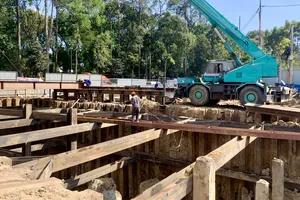 Đường Trần Quốc Hoàn tiếp tục mở rộng rào chắn, thi công cầu vượt tạm