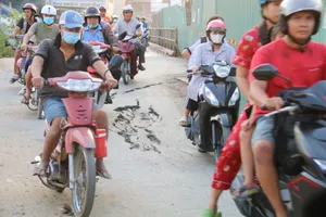 Đường nứt do thi công cầu Bà Hom, chủ đầu tư cam kết khắc phục ngay