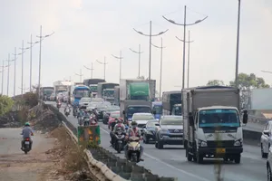 Người dân bắt đầu ùn ùn đổ ra các cửa ngõ thành phố