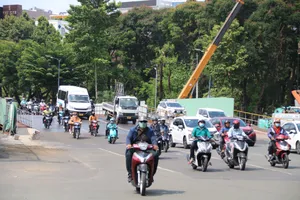 Thông xe thêm 1 cầu vượt tạm tại cửa ngõ sân bay Tân Sơn Nhất