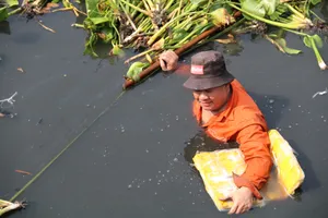 Kênh Nước Đen ở TP.HCM đang được dọn sạch rác