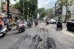 Khắc phục sụt lún trên đường Võ Thị Sáu, TP.HCM trong đêm nay