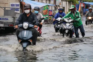 Ô tô phải gọi cứu hộ sau cơn mưa lớn ở quận Bình Tân