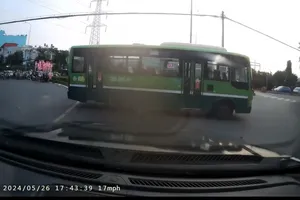 Đình chỉ ngay tài xế xe buýt lách luật để vượt đèn đỏ