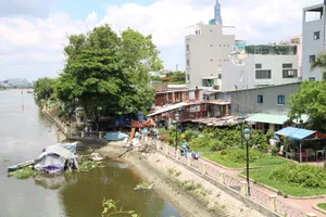 Nhiều ngôi nhà cạnh bờ kè Thanh Đa có nguy cơ trượt về phía dòng kênh