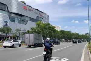 Đường Phạm Văn Đồng xuất hiện biển báo hạn chế tốc độ lạ mắt