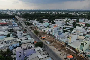 Hàng trăm hộ dân dọn mặt bằng mở rộng quốc lộ 50 lên 6 làn xe