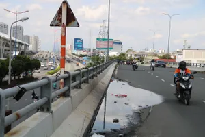 Cầu vượt Nguyễn Hữu Cảnh, TP.HCM lại lõm mặt cầu, đọng nước