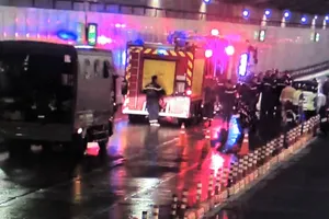 Xe ô tô đột ngột bốc cháy trong đường hầm sông Sài Gòn