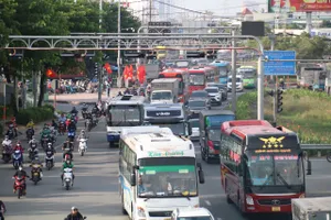 Ngán cảnh kẹt xe, người dân ở các tỉnh miền Tây về quê nghỉ lễ sớm
