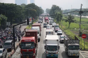 Đường cửa ngõ phía Tây ùn ứ cục bộ, khách qua bến xe Miền Tây đông nghịt