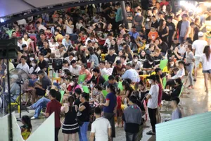 Hàng ngàn người đổ về trung tâm TP.HCM xem bắn pháo hoa