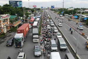 Dòng người quay lại TP.HCM tăng cao, các cửa ngõ đều ùn ứ