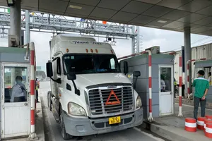 Giao thông ra sao trong ngày đầu thu phí tại trạm BOT Phú Hữu?