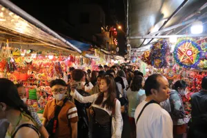 Người dân đội mưa đi chơi trung thu, trung tâm TP.HCM ùn tắc