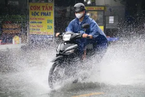 Mưa từ sáng đến trưa, nhiều tuyến đường quận Bình Tân chìm trong nước